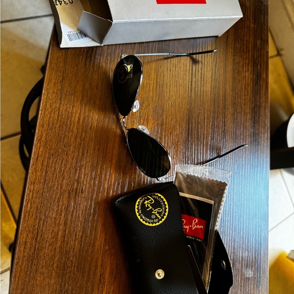 Ray Ban Aviator Sunglasses w/UV Protection - Picture 3 of 3
